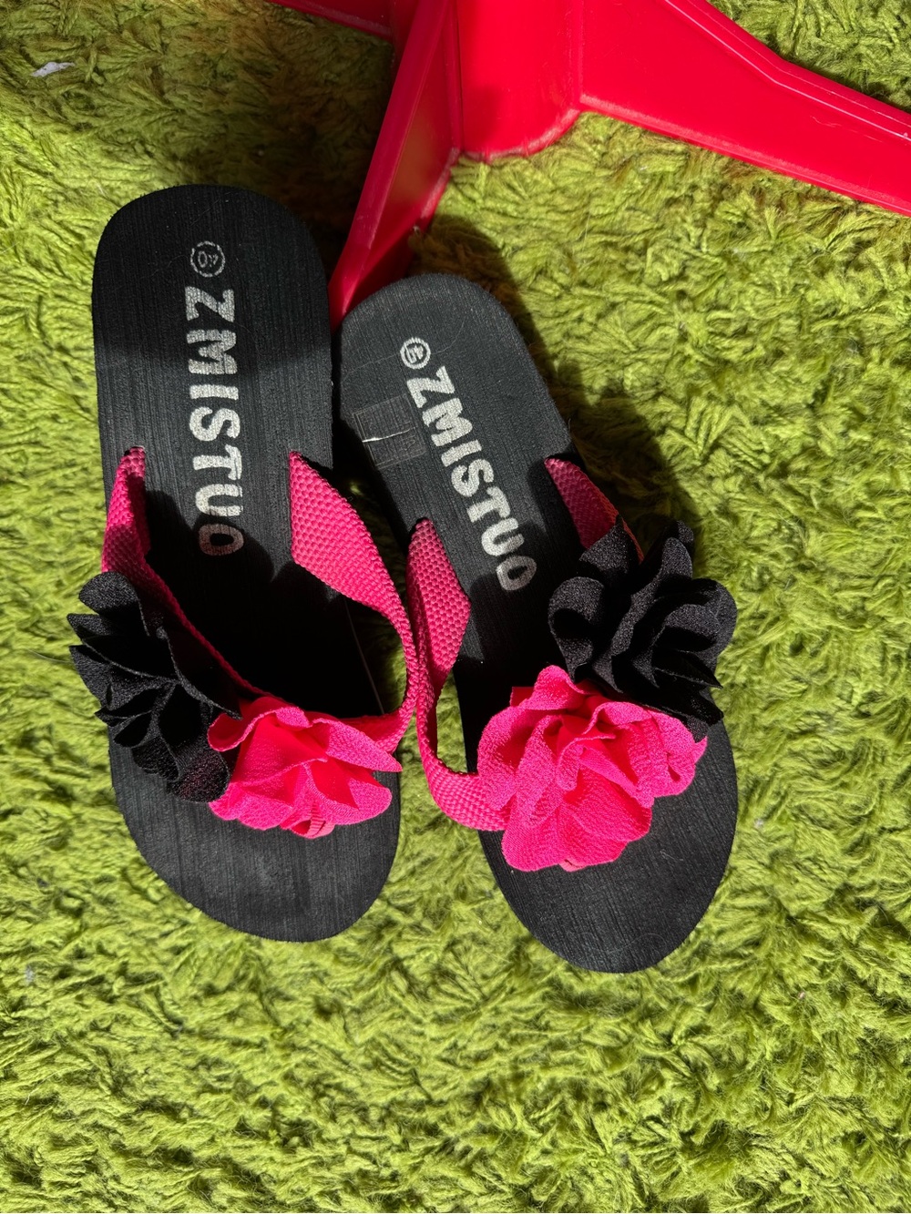 Zmistuo Floral Flip Flop Sandals in Black & Hot Pink